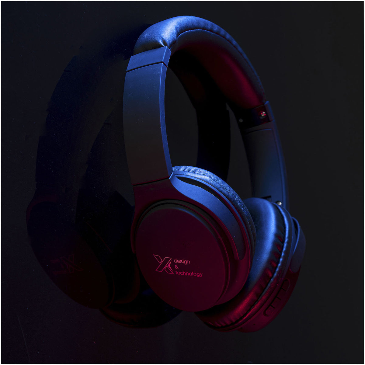 SCX.design E20 Bluetooth 5.0 Kopfhörer mit Leuchtlogo – Schwarz / Weiss