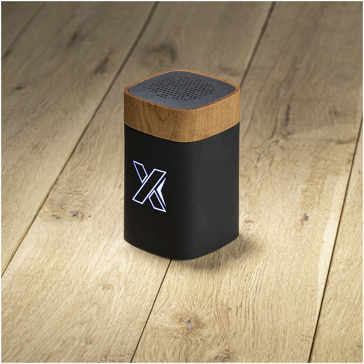 SCX.design S31 Lautsprecher Clever aus Holz mit Leuchtlogo – Schwarz / Natur