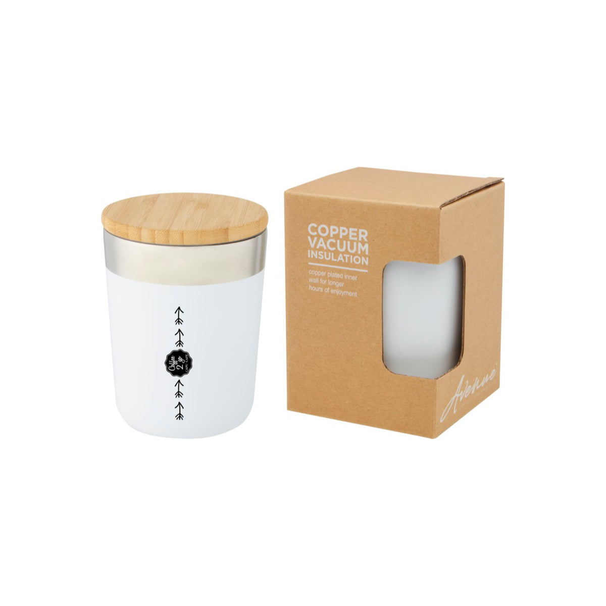 Weißer Becher mit Logodruck auf der Vorderseite in einer Kartonverpackung