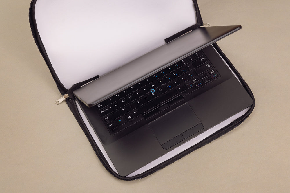 Laptophülle mit vollflächigem Druckmotiv, halb geöffnet mit Notebook, Ansicht 2