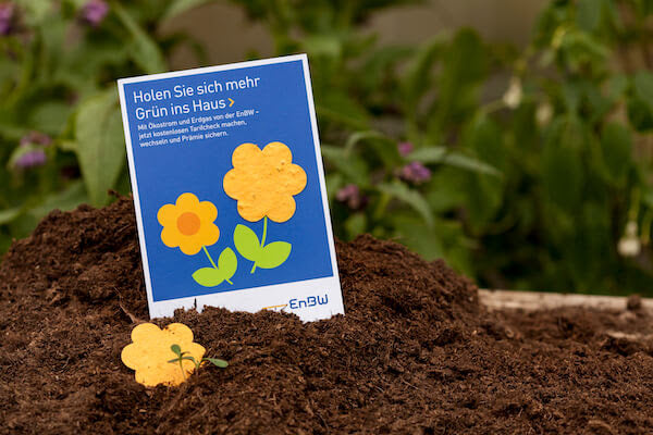 Postkarte aus Samenpapier im Erde gesteckt