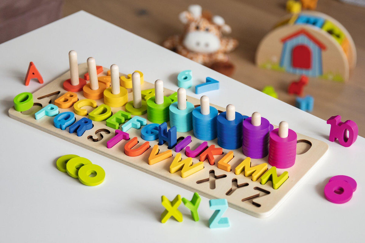 Buchstaben und Zahlenpuzzle aus Holz mit Steckringen – Draufsicht