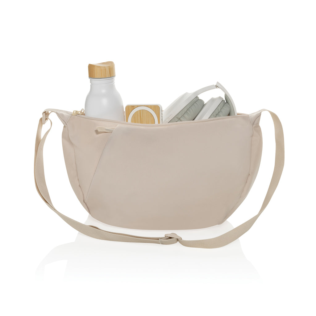 Crescent XL AWARE™ RPET Half-Moon Sling Tasche – beige