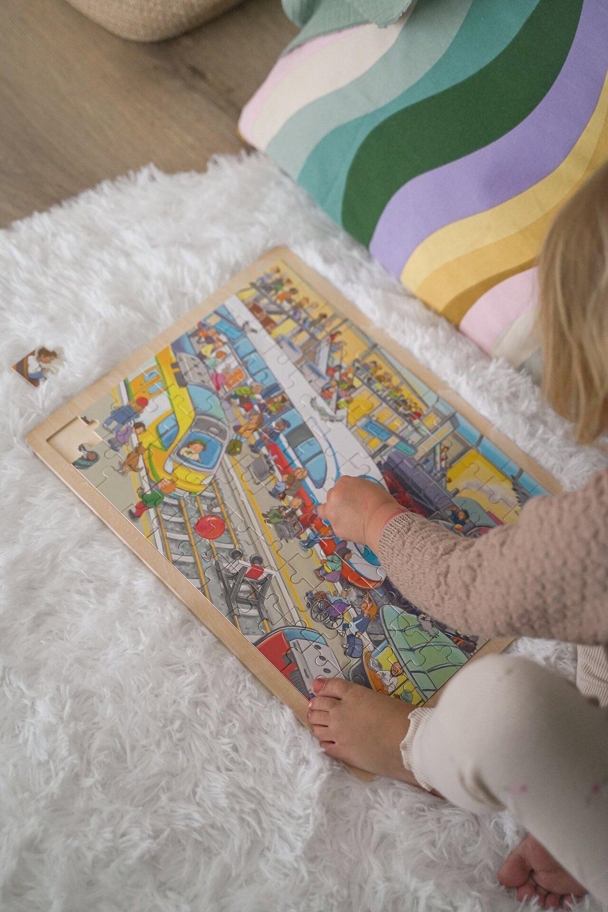 Einlegepuzzle Bahnhof mit Zügen und Reisenden von goki – Detail