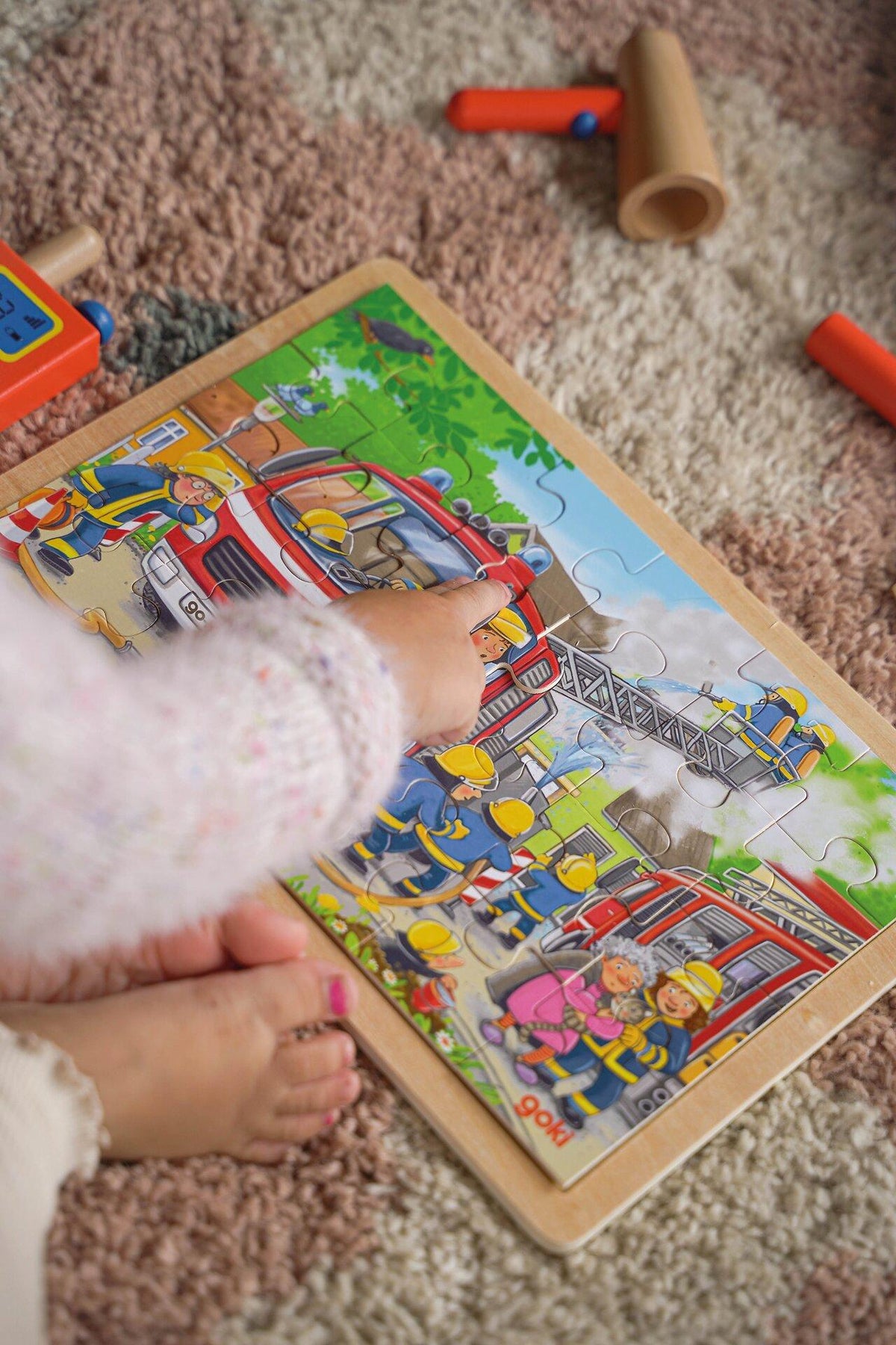 Einlegepuzzle Feuerwehreinsatz mit Löschfahrzeug von goki – Detail