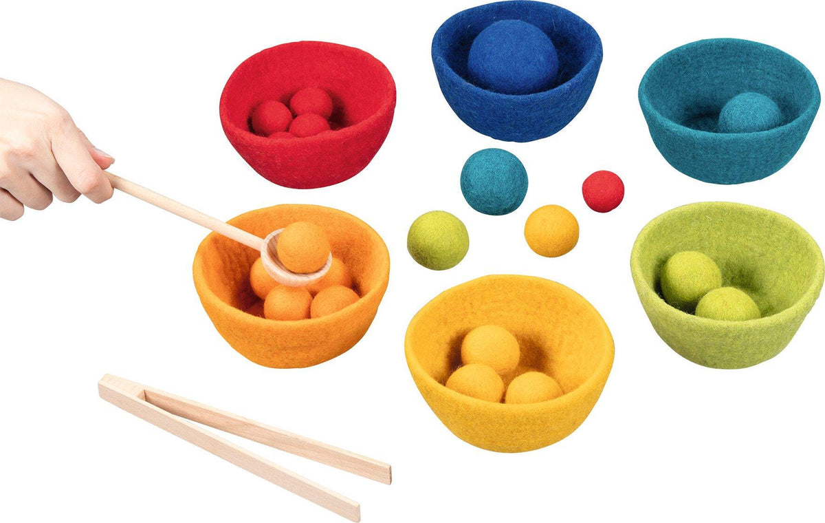 Farbsortierspiel Sorterino mit Filzschalen und Holzzange – weitere Ansicht