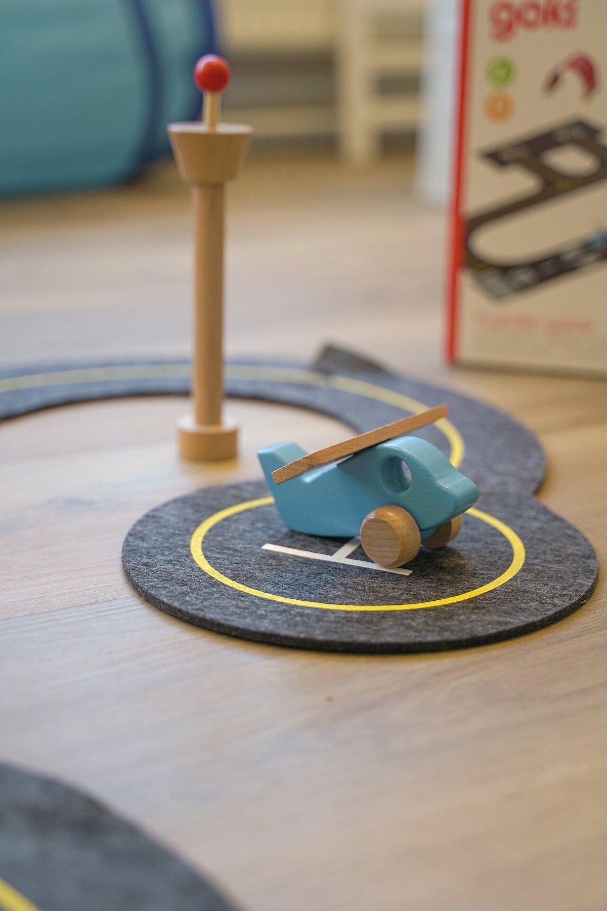 Flughafen Spielset gokiAir aus Holz und Filz – Ansicht