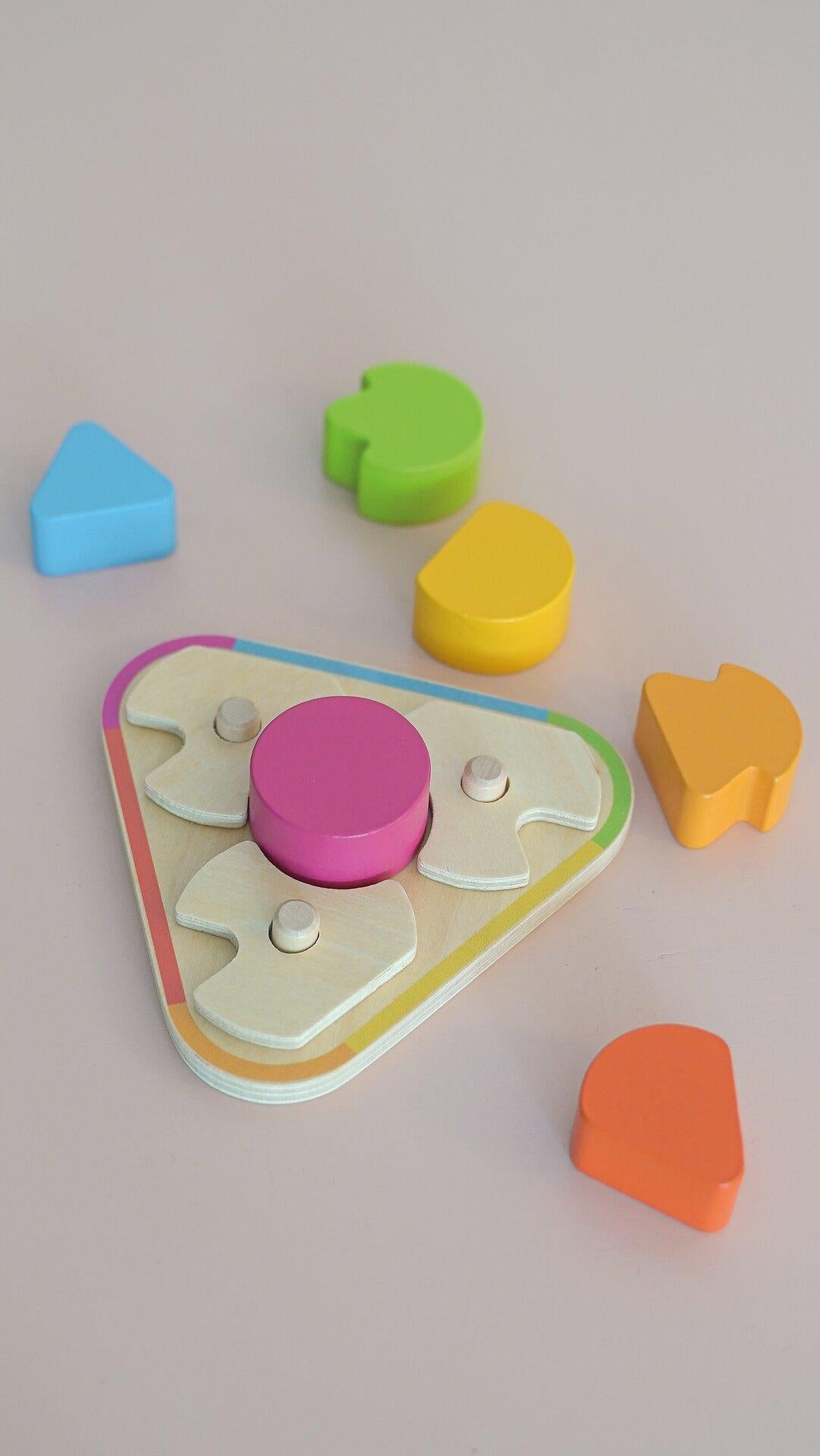 Formensortierspiel Finde die Form aus Holz von goki – Nahaufnahme