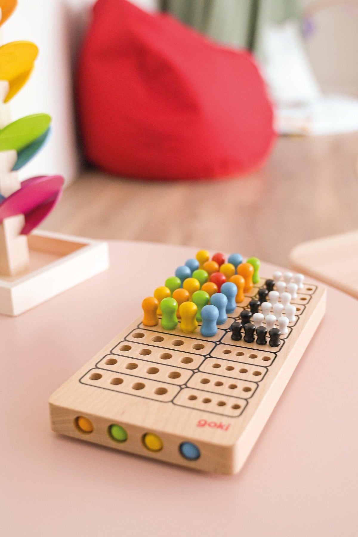 Master Logic Rätselspiel aus Holz mit Farbstiften – dritte Ansicht
