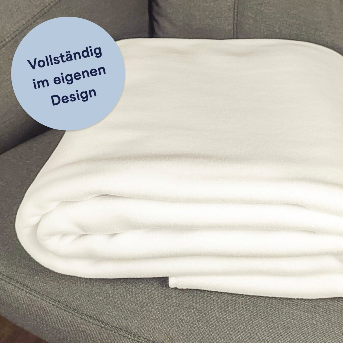 Fleecedecke mit vollflächigem Druckmotiv, gefaltet auf einem Sofa, Ansicht 2