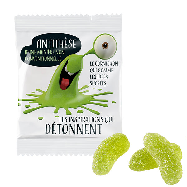 Saure Gurken Fruchtgummi im weißen bedruckten Werbetütchen