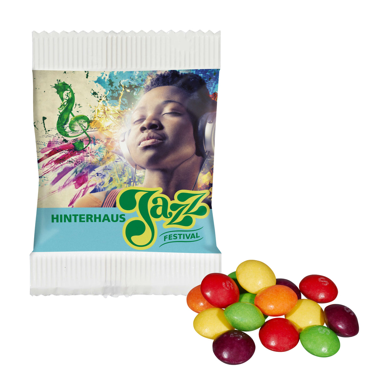 Bunte SKITTLES Fruits vor dem Werbetütchen mit Logo