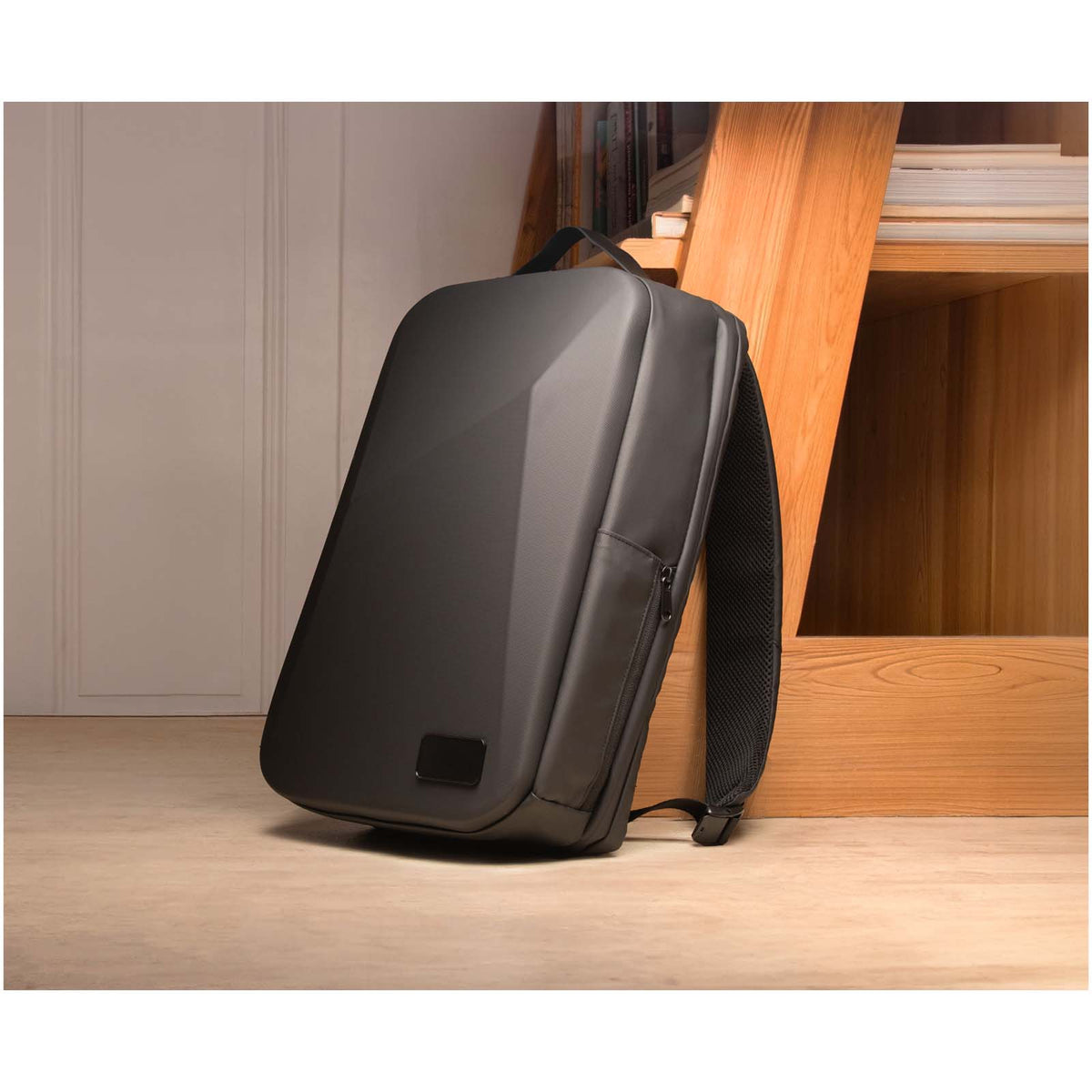 SCX.design L12 Shield Rucksack mit eingebauter 10.000 mAh Powerbank und 3 in 1 Ladekabel – Schwarz