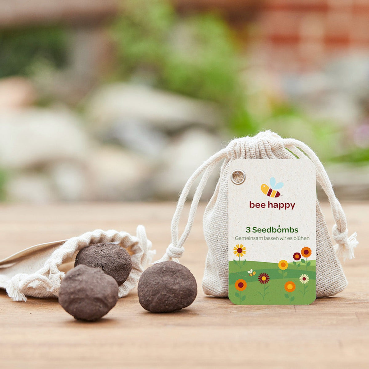 3 Samenkugeln im Stoffbeutel mit Hangtag und Logo – Ansicht