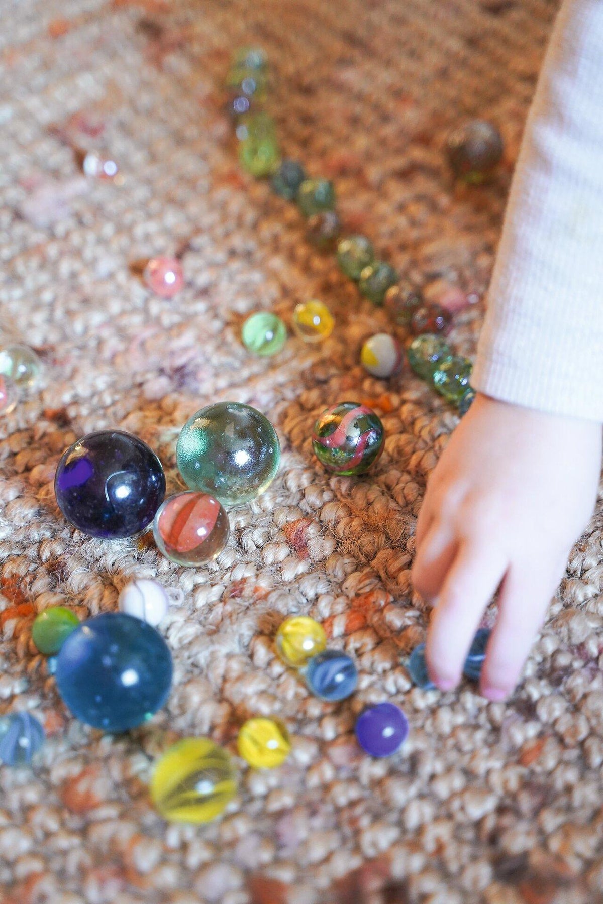 50 bunte Glasmurmeln im roten Murmelbeutel – dritte Ansicht