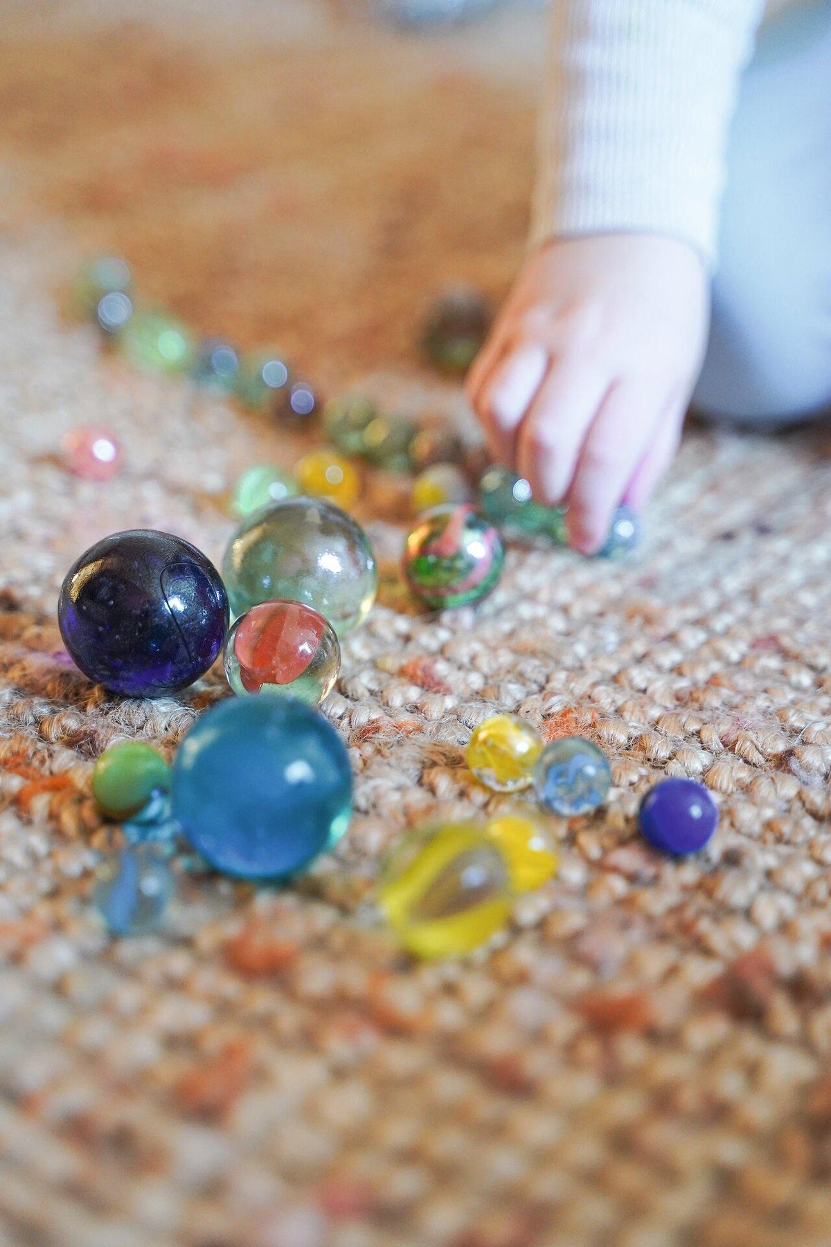 50 bunte Glasmurmeln im roten Murmelbeutel – vierte Ansicht