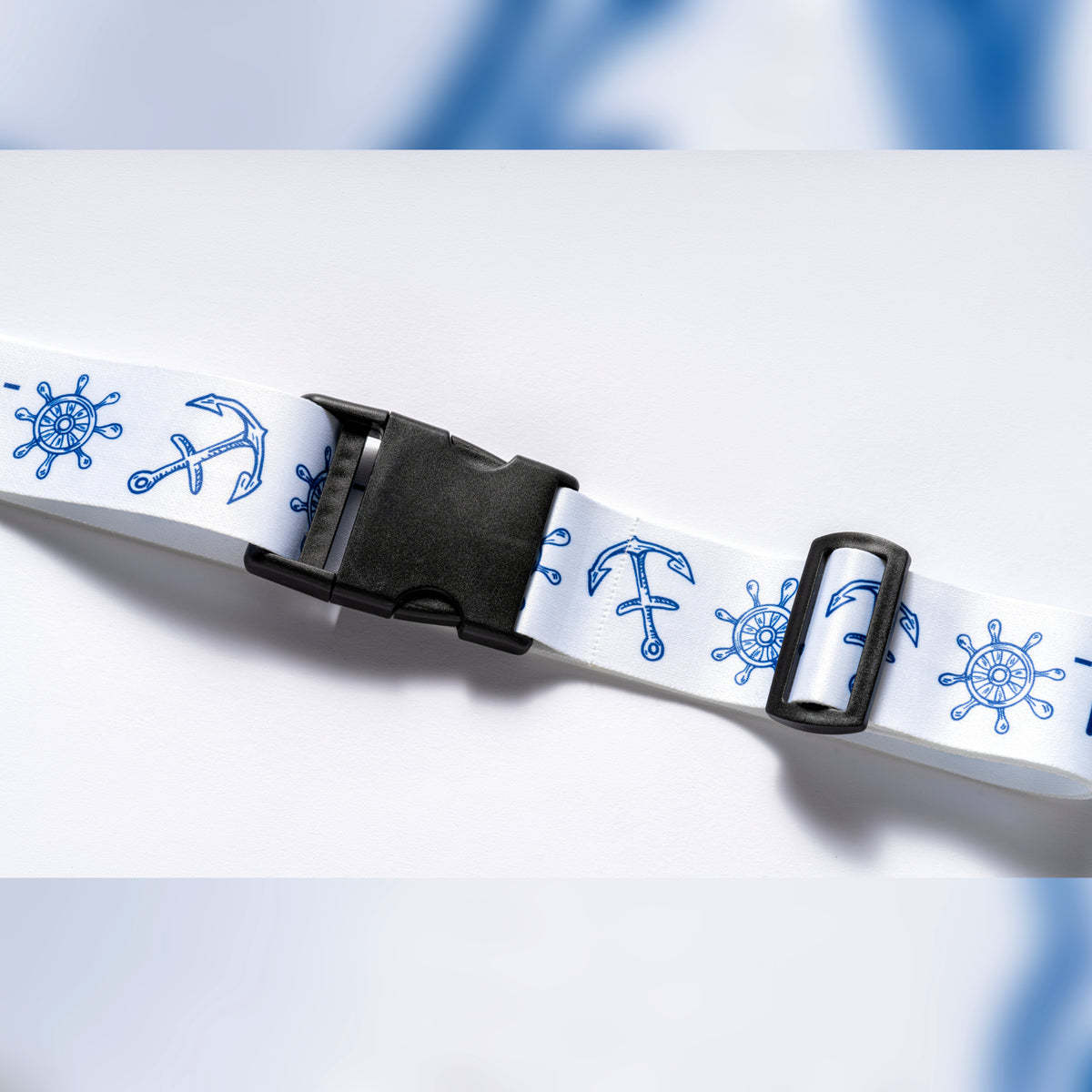 Koffergurt mit vollflächigem Druckmotiv und Schnalle um einen Reisekoffer, Ansicht 3