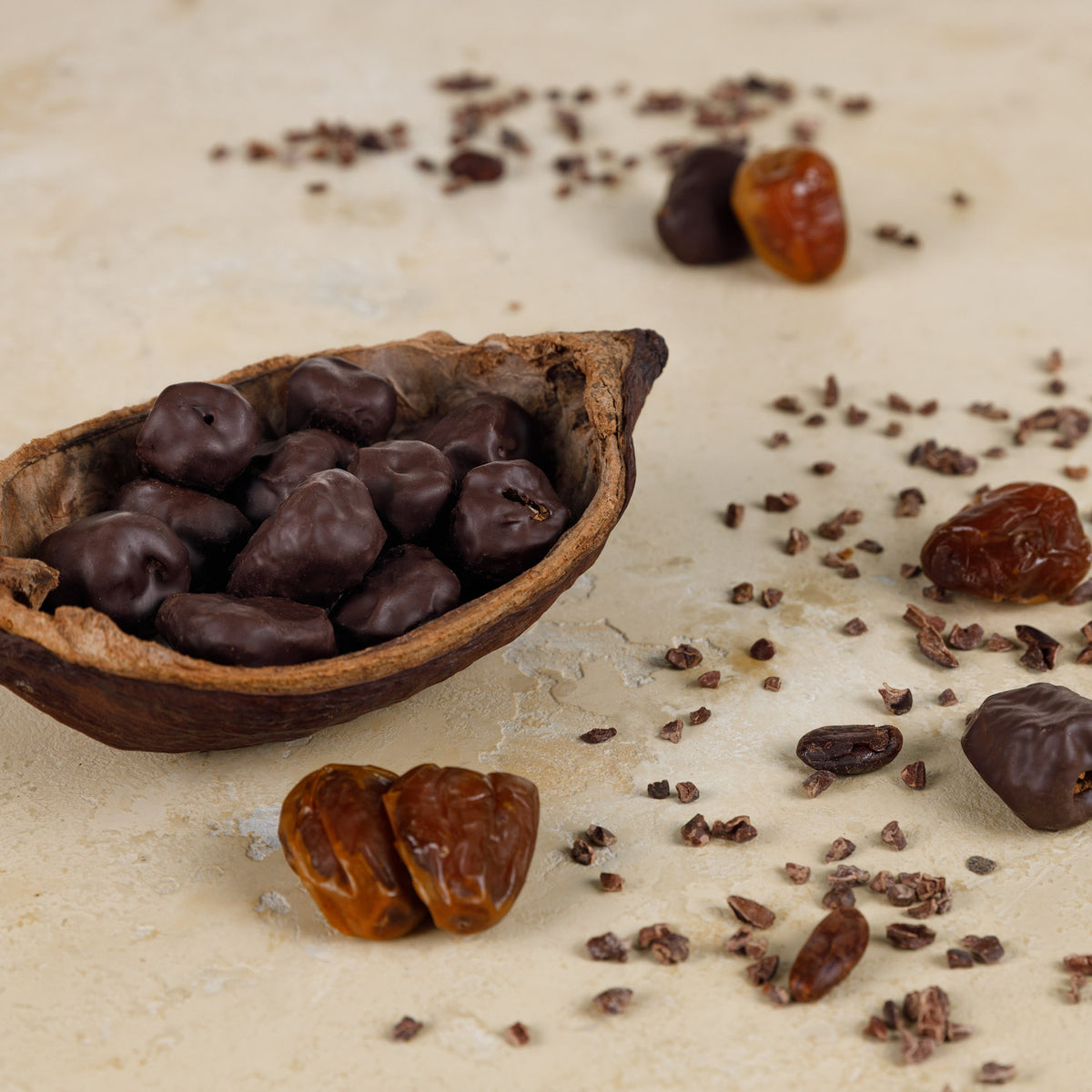 Leckere Datteln ummantelt von einer Schoko-Kakaomischung knackig und unglaublich lecker in einer Kakaoschale