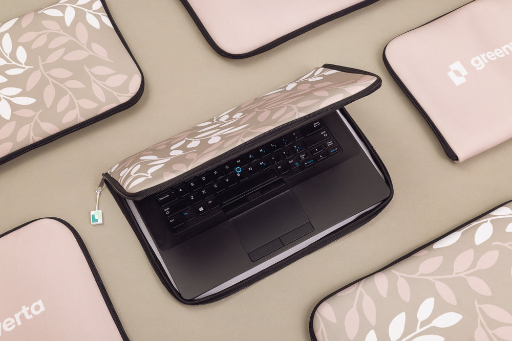 Laptophülle mit vollflächigem Druckmotiv, halb geöffnet mit Notebook, Ansicht 3