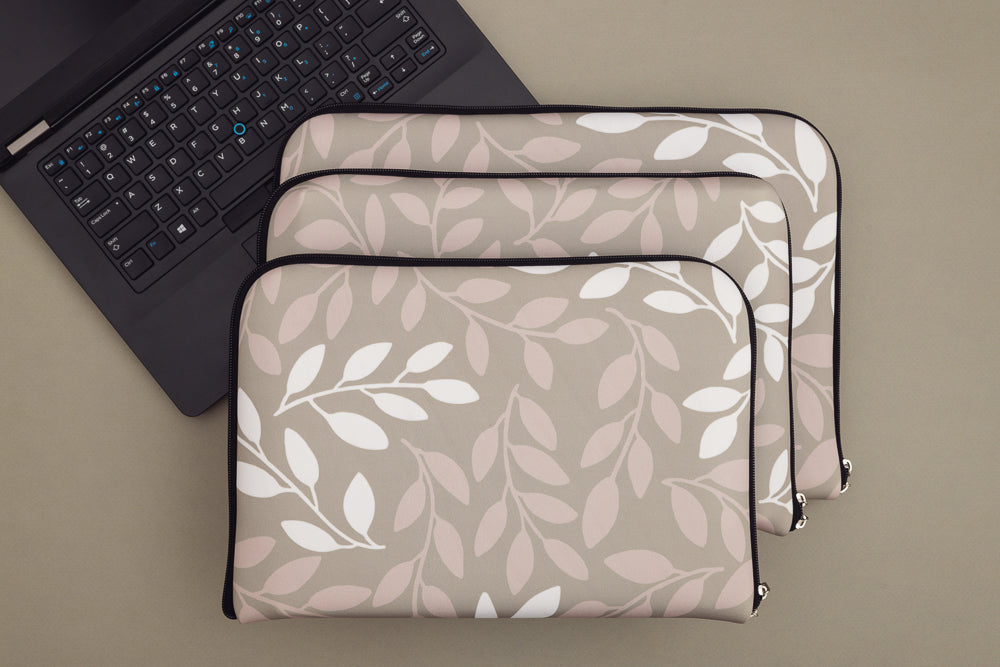 Laptophülle mit vollflächigem Druckmotiv, halb geöffnet mit Notebook