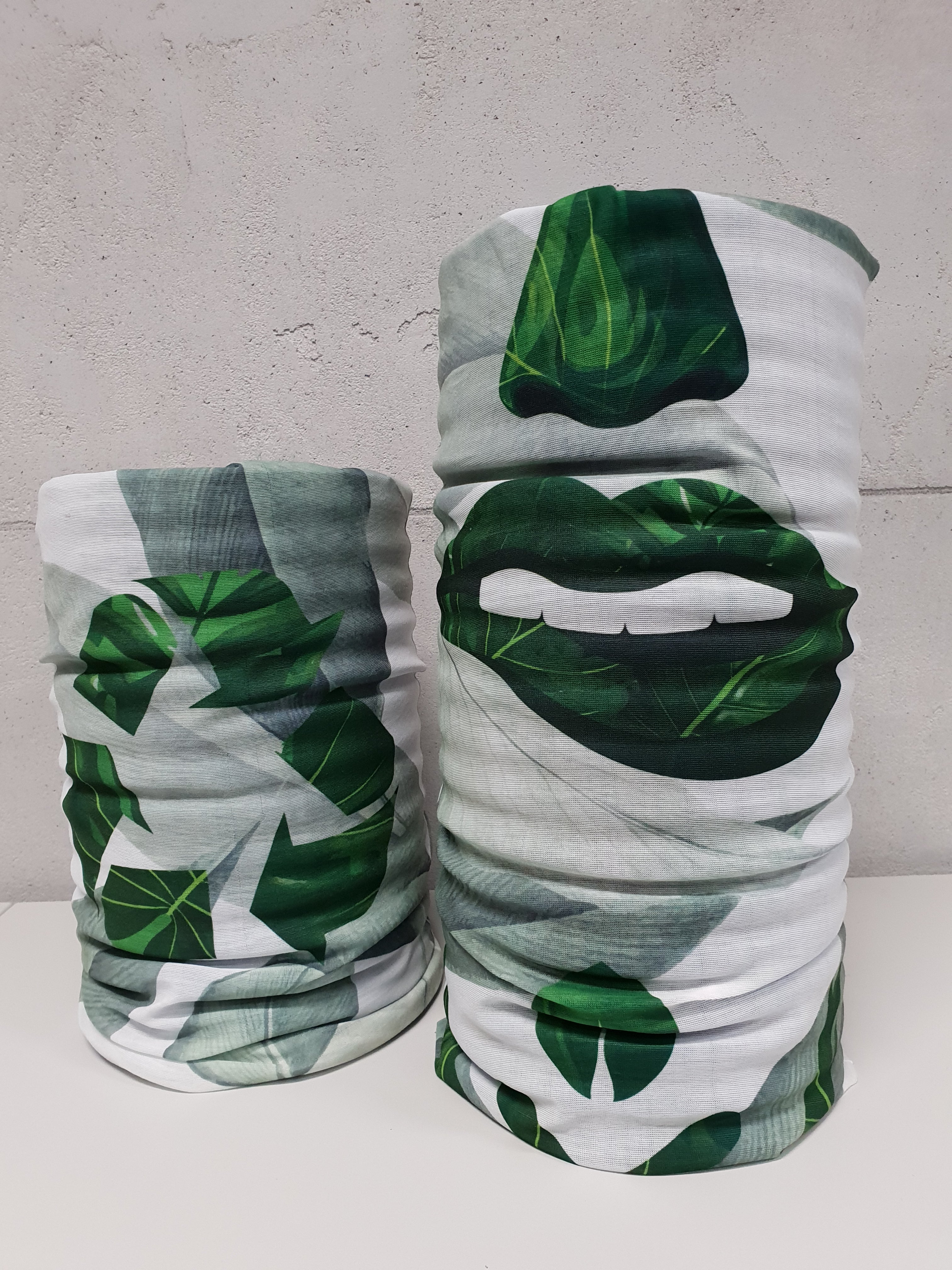 Multifunktionstuch mit vollflächigem Druckmotiv als Halstuch getragen, Ansicht 4