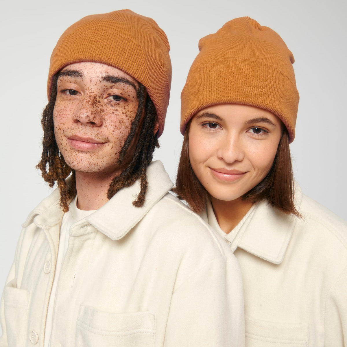 Strick Beanie getragen von jungen Menschen in der Farbe Dayfall.
