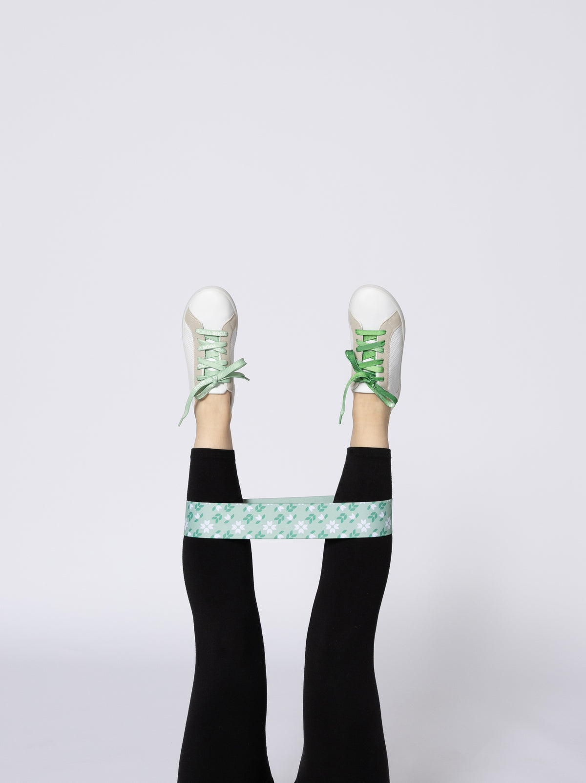 Elastisches Fitnessband mit vollflächigem Druckmotiv, zur Schlaufe gelegt, Ansicht 3