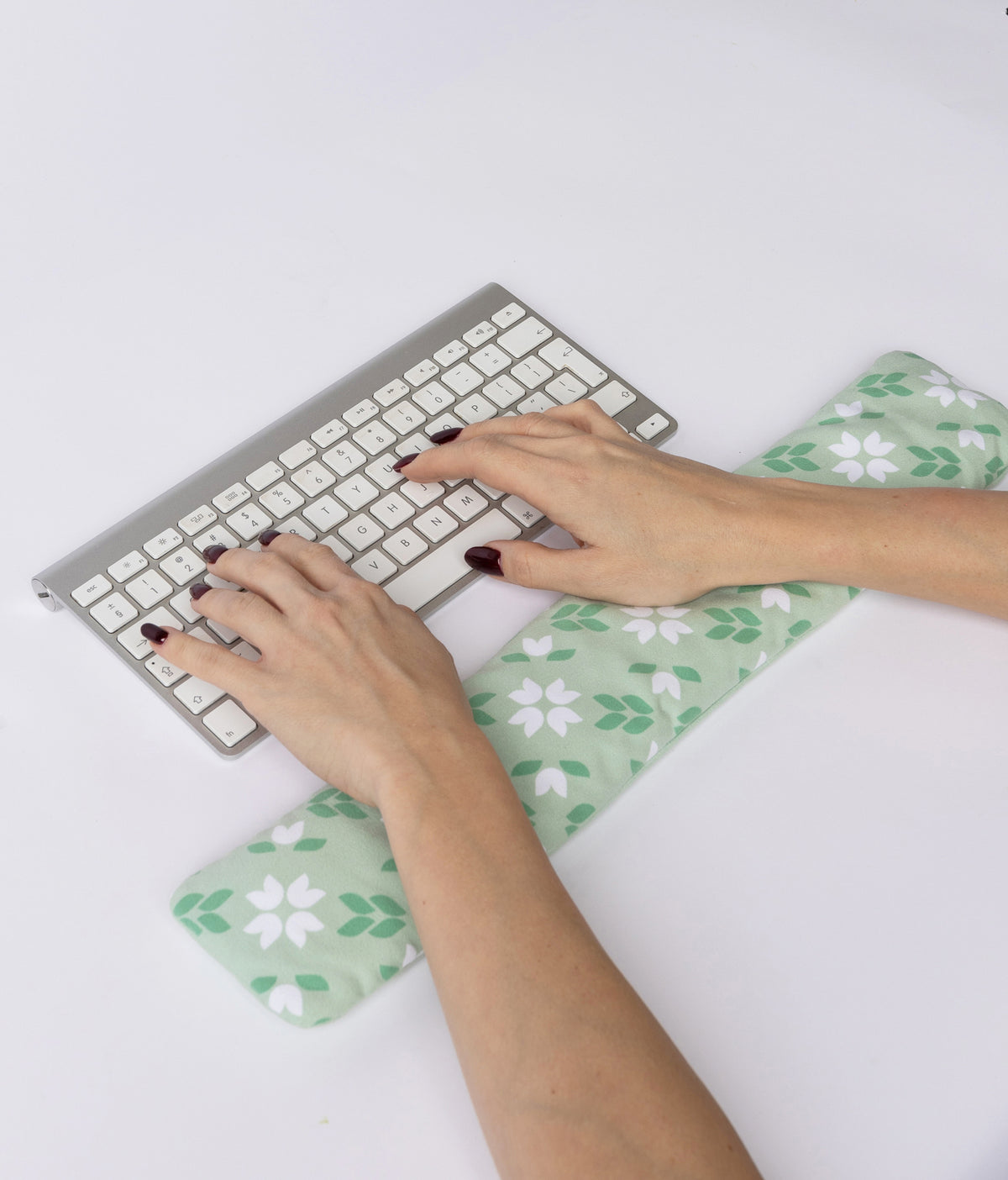 Längliche Handgelenkauflage mit vollflächigem Druckmotiv vor einer Tastatur, Ansicht 2