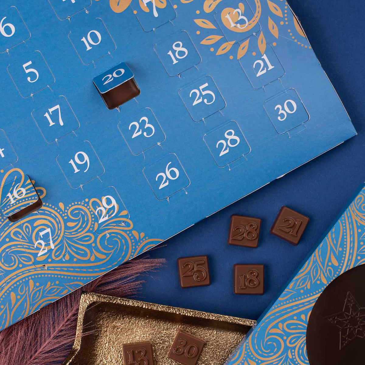 Adventskalender mit 30 Schokoladen im Fensterdesign