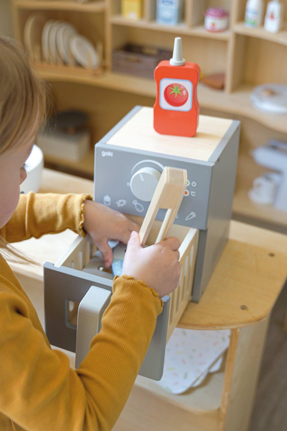 Airfryer Spielzeug aus Holz mit Zange und Ketchupflasche – Gesamtansicht