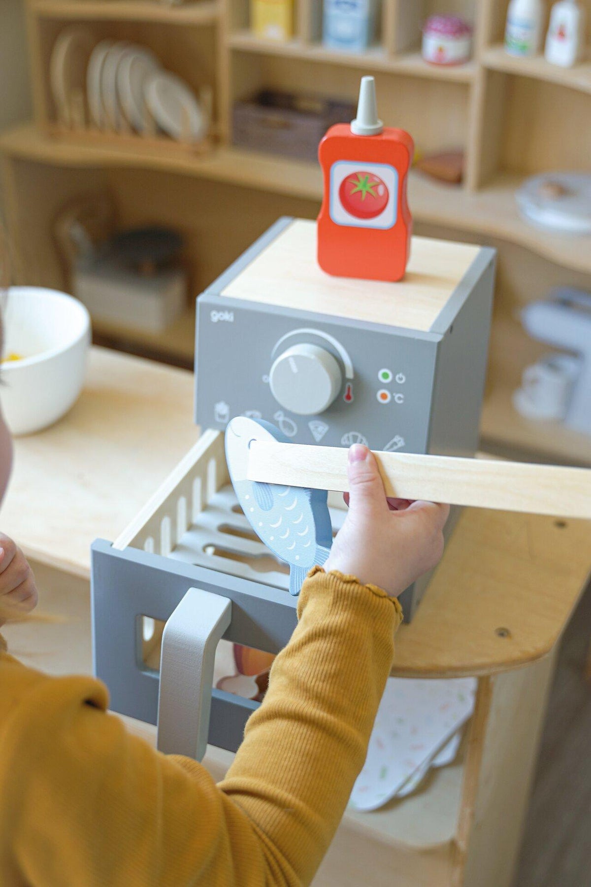 Airfryer Spielzeug aus Holz mit Zange und Ketchupflasche – Seitenansicht