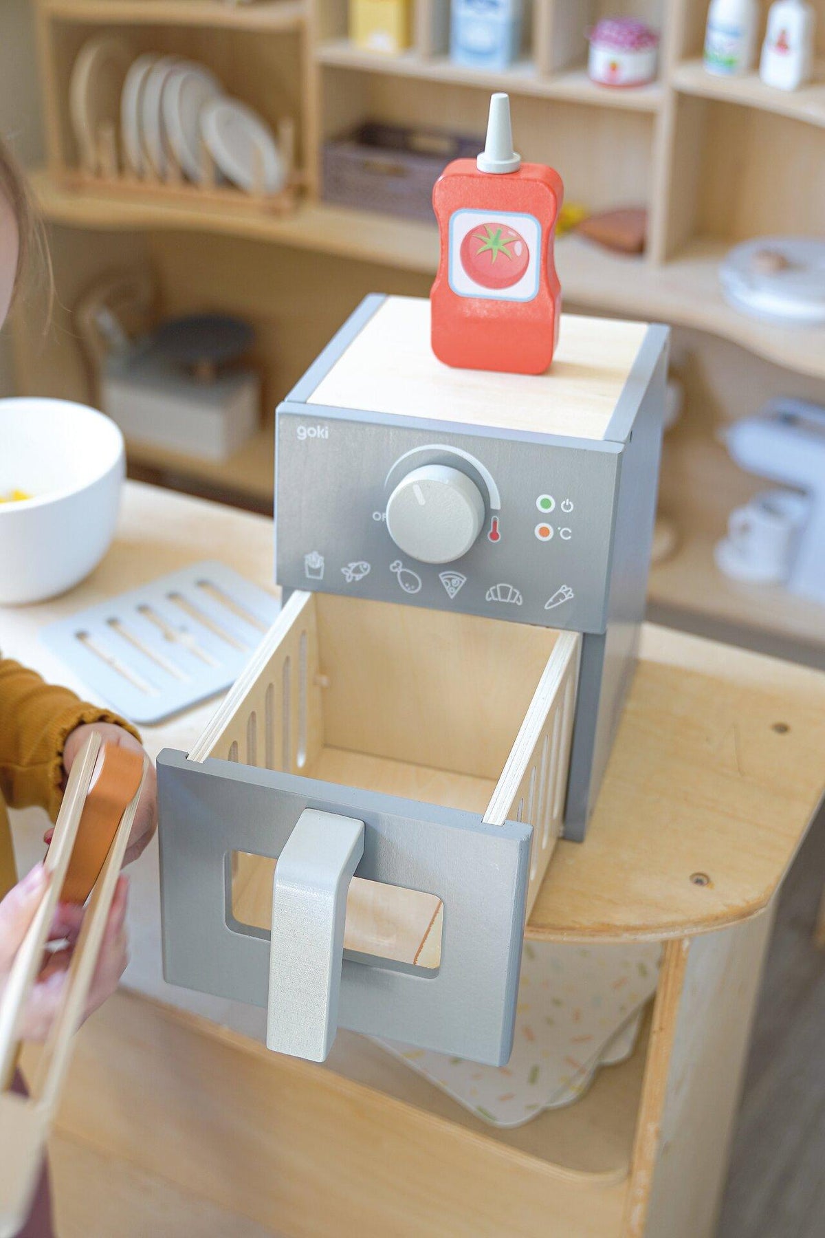 Airfryer Spielzeug aus Holz mit Zange und Ketchupflasche – Detailansicht