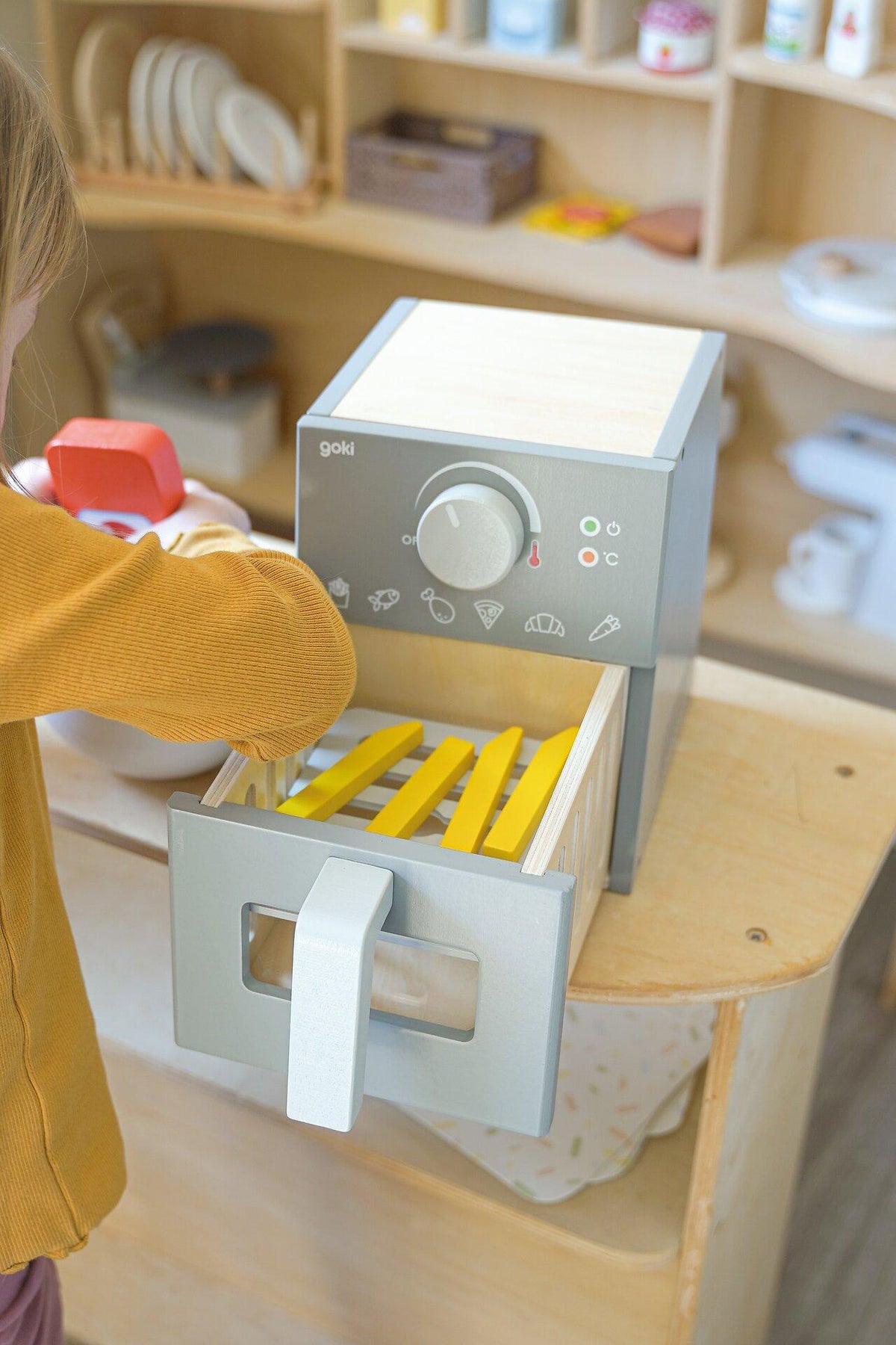 Airfryer Spielzeug aus Holz mit Zange und Ketchupflasche – Nahaufnahme