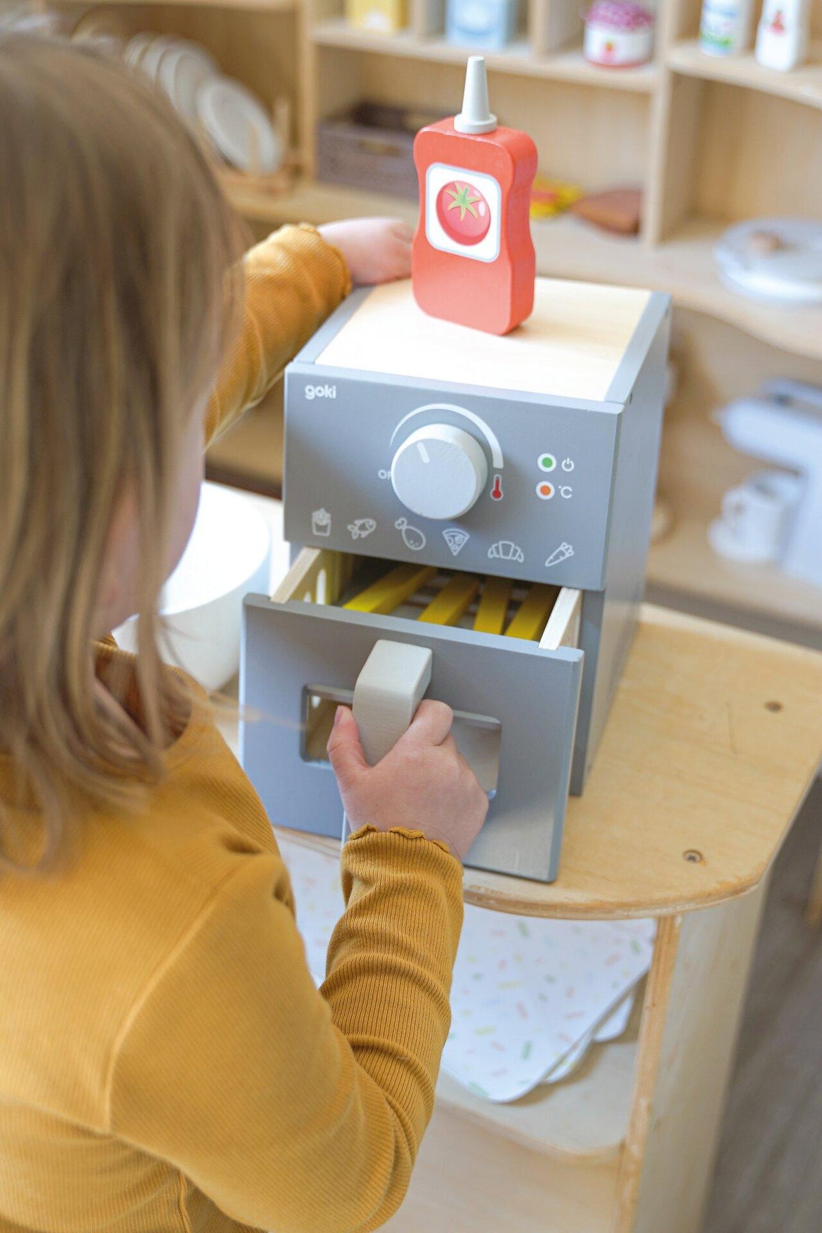 Airfryer Spielzeug aus Holz mit Zange und Ketchupflasche – Rückansicht