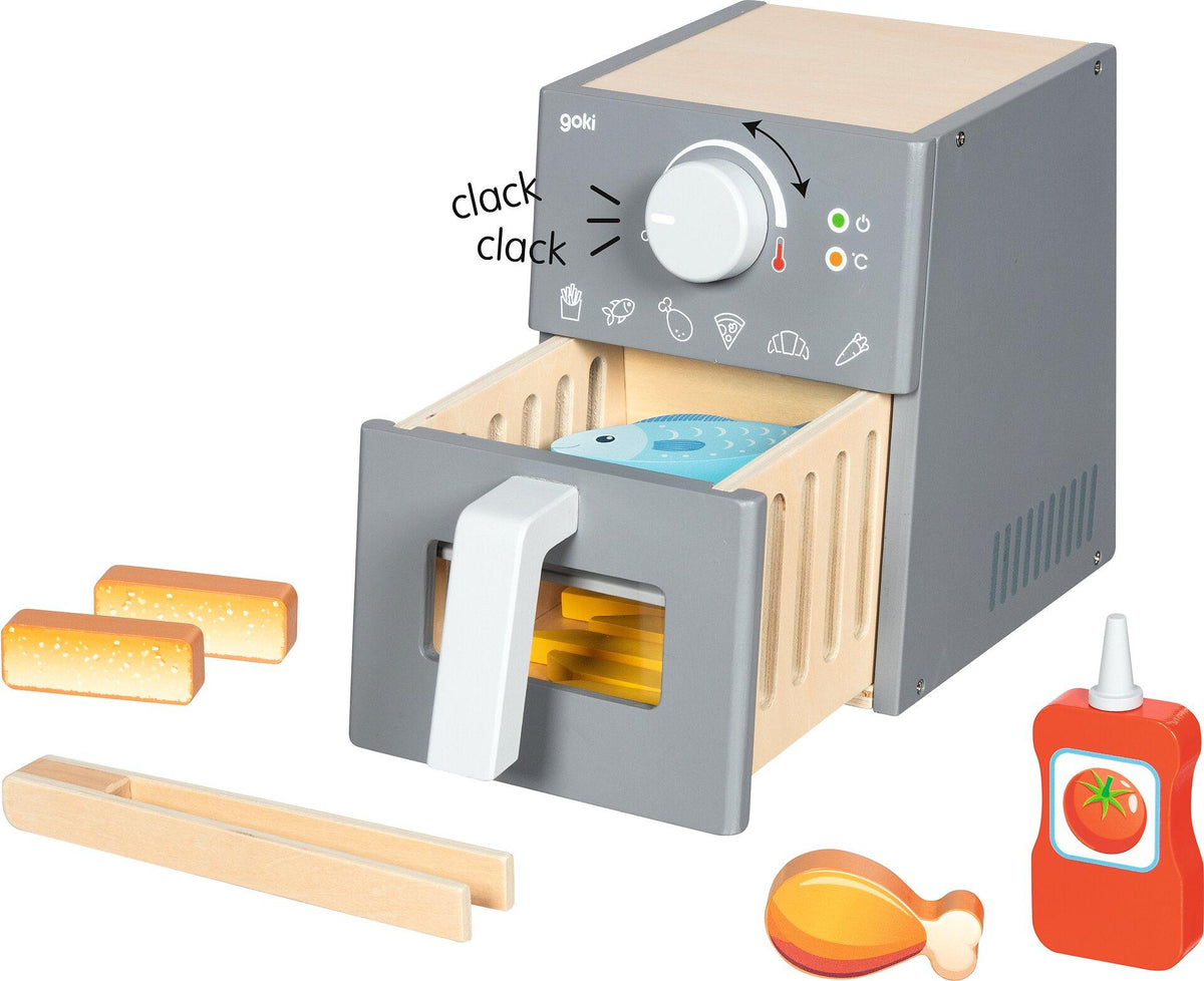 Airfryer Spielzeug aus Holz mit Zange und Ketchupflasche – Spielszene