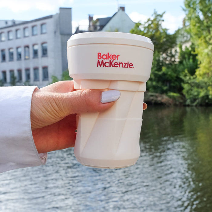 Becher als Messegeschenk für Baker McKenzie, Kundenprojekt von Vanilla & Pepper