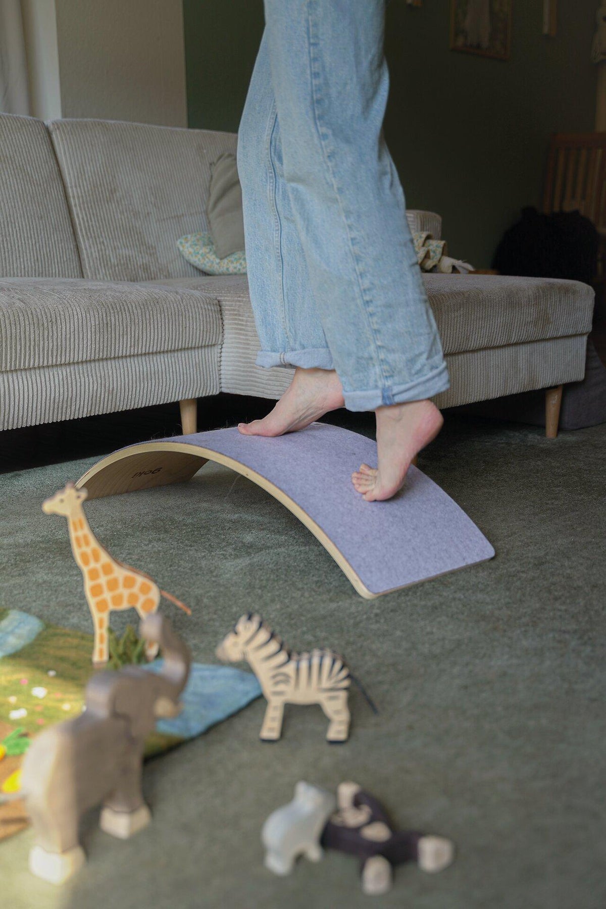 Balance Board Wave gebogen aus Holz und Filz von goki – weitere Ansicht