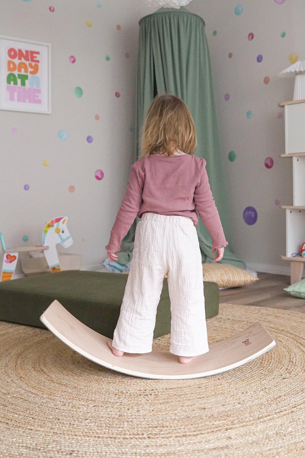 Balance Board Wave gebogen aus Holz und Filz von goki – weitere Ansicht