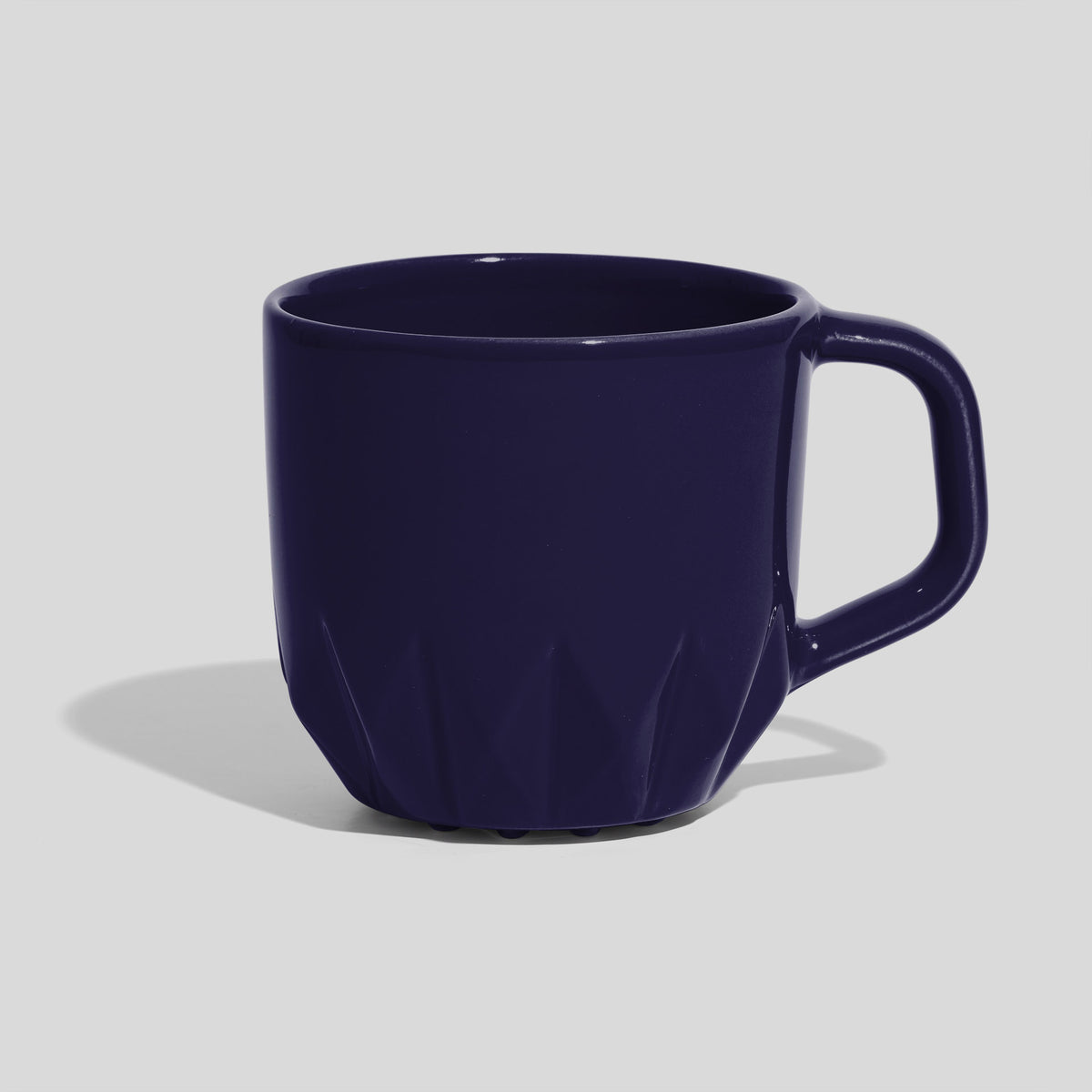 Bauchige Keramiktasse 320 ml mit Kristallrelief – Nachtblau