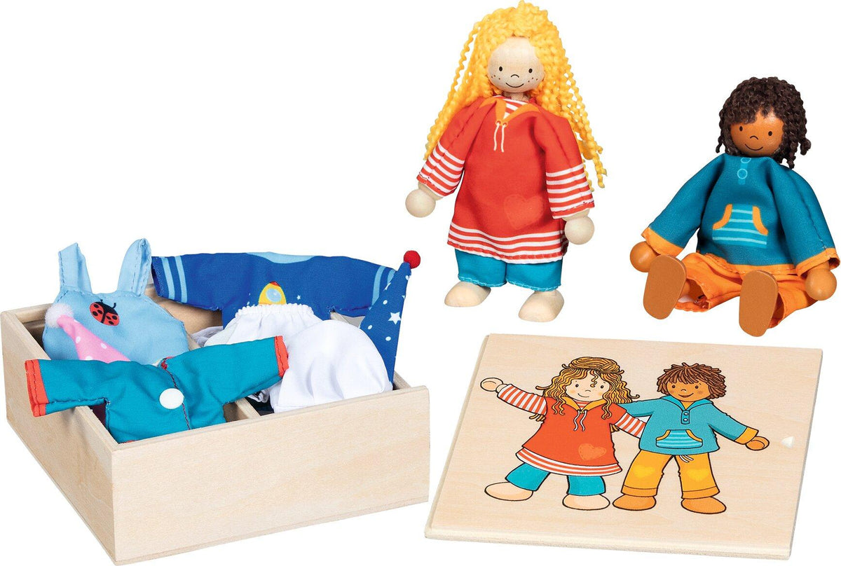 Biegepuppen Fynja und Fabio mit Klamottenkiste – Ansicht