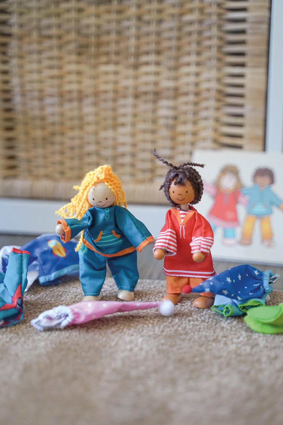 Biegepuppen Fynja und Fabio mit Klamottenkiste – Weitere Ansicht