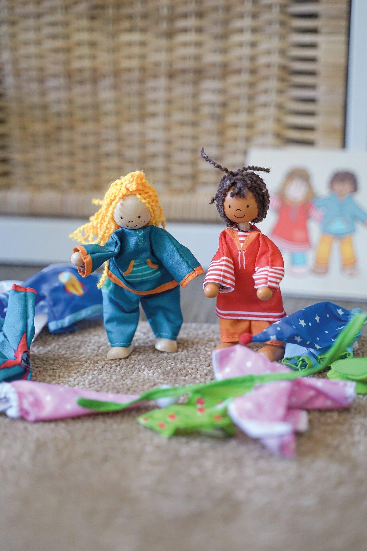Biegepuppen Fynja und Fabio mit Klamottenkiste – Detailansicht
