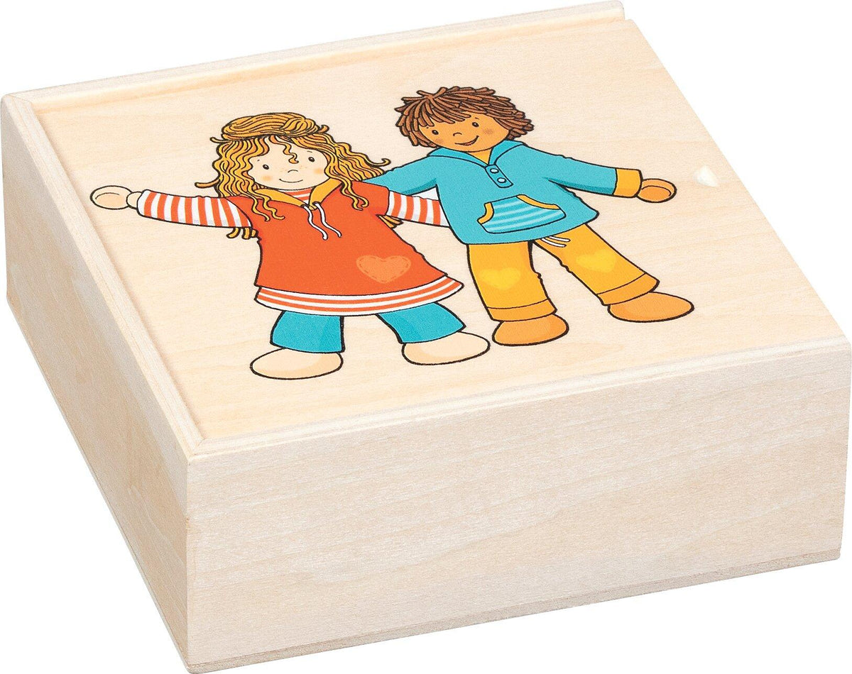 Biegepuppen Fynja und Fabio mit Klamottenkiste – Nahansicht
