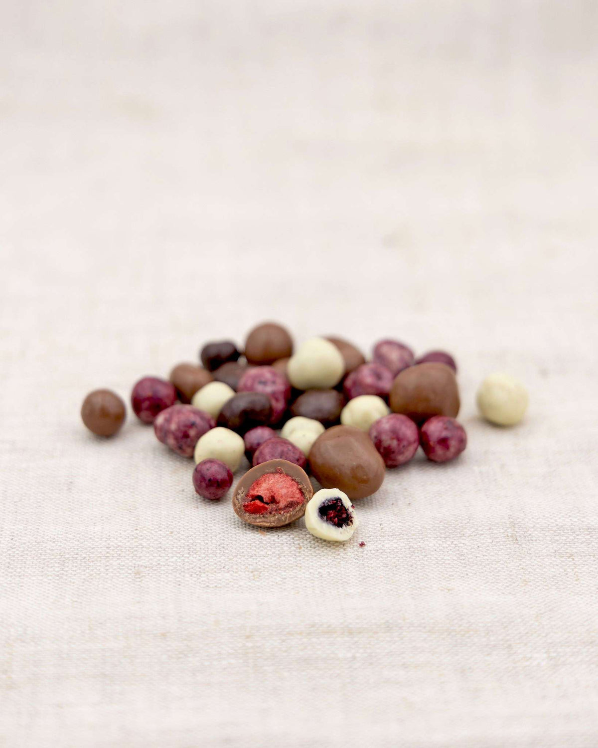 Bio Snack Werbetütchen 10 bis 15 g mit Deinem Design – Bio Beeren in dreierlei Schokoladen, 15 g