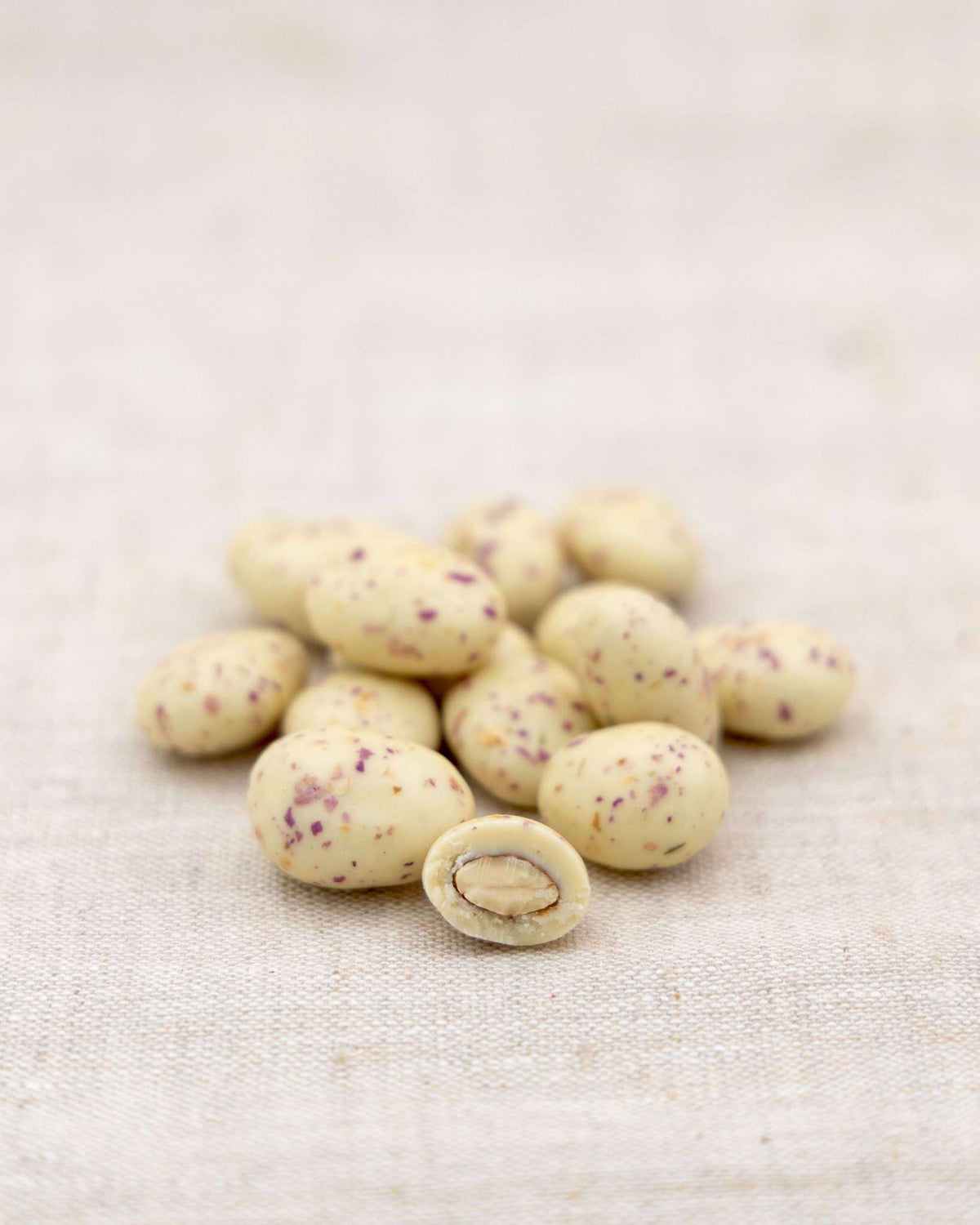 Bio Snack Werbetütchen 10 bis 15 g mit Deinem Design – Bio Mandeln in weißer Schokolade mit Rosenblüten, 15 g
