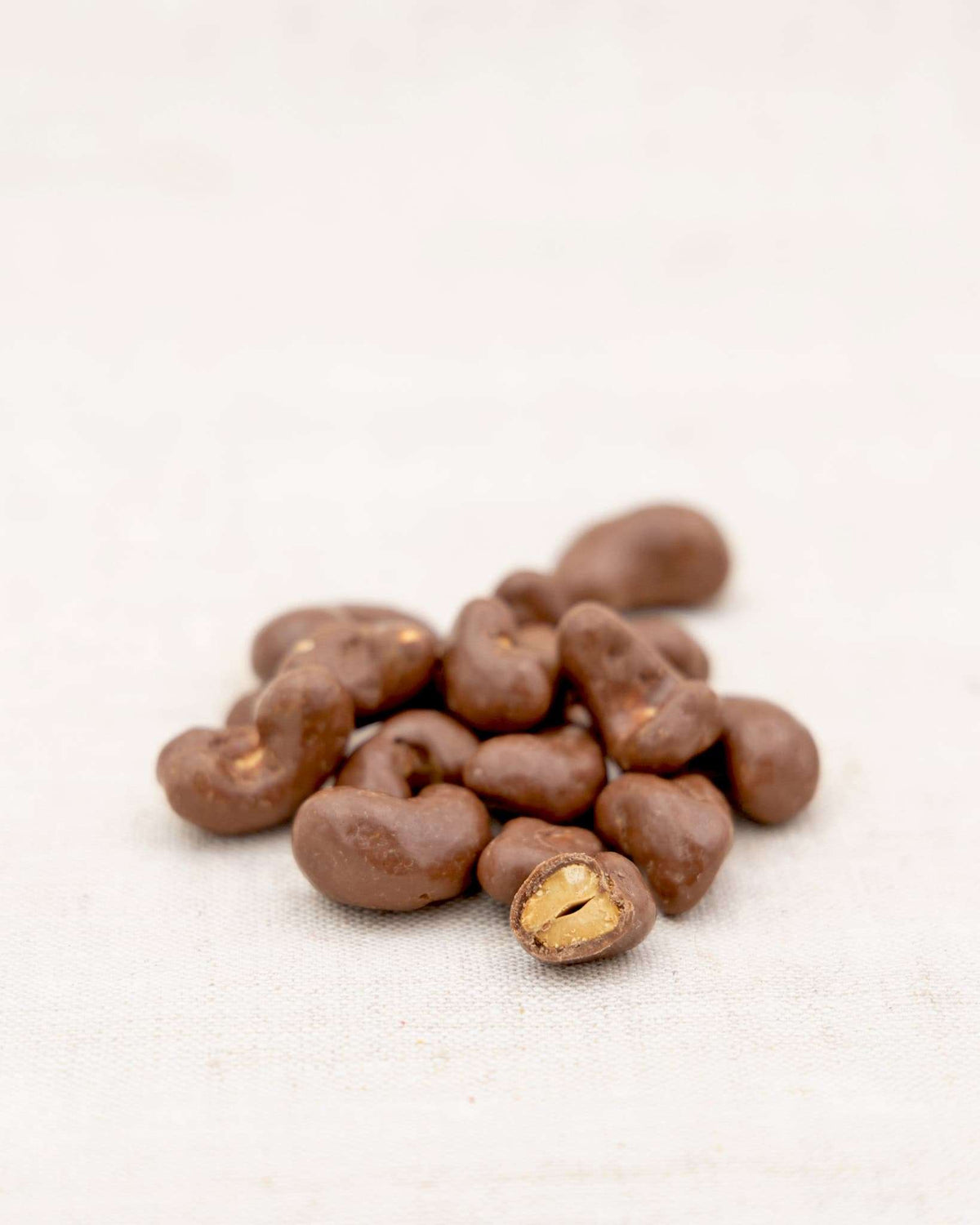 Bio Snack Werbetütchen 40 bis 50 g mit Deinem Design – Bio Cashews in Vollmilch Schokolade mit Salzkaramell, 50 g