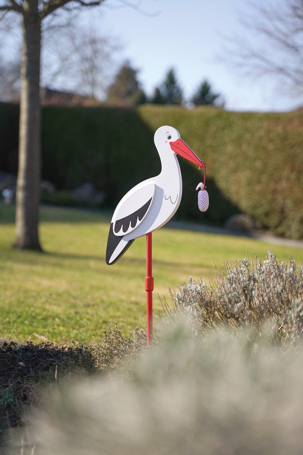 Blumenstecker Storch mit Babytuch aus Holz – dritte Ansicht