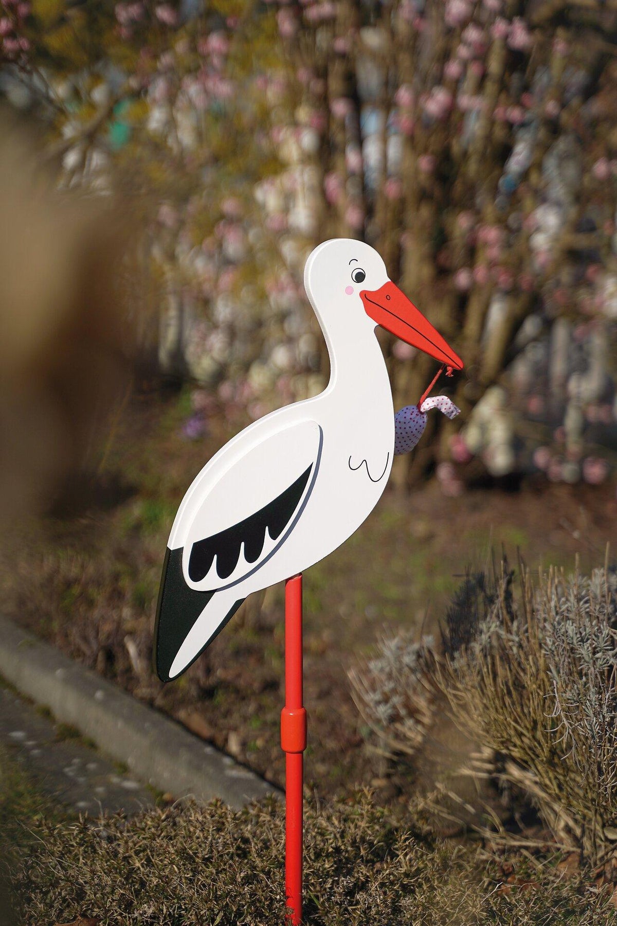 Blumenstecker Storch mit Babytuch aus Holz – fünfte Ansicht