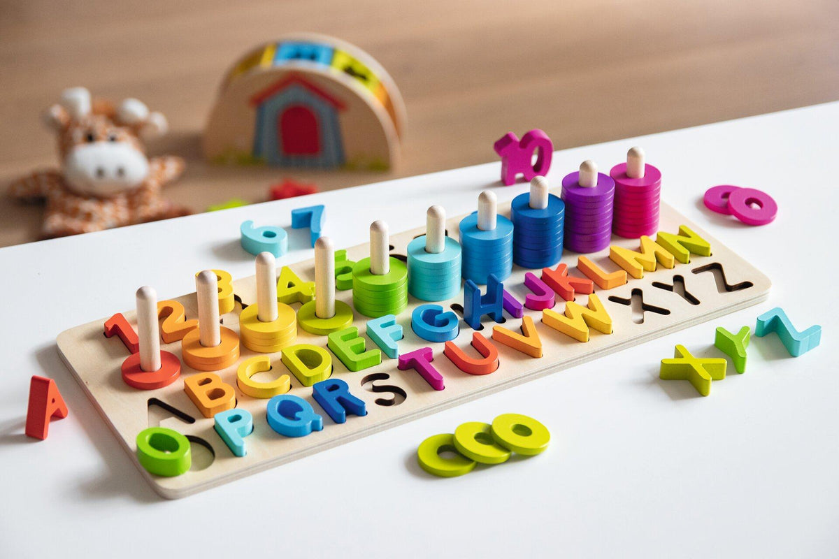 Buchstaben und Zahlenpuzzle aus Holz mit Steckringen – Nahaufnahme