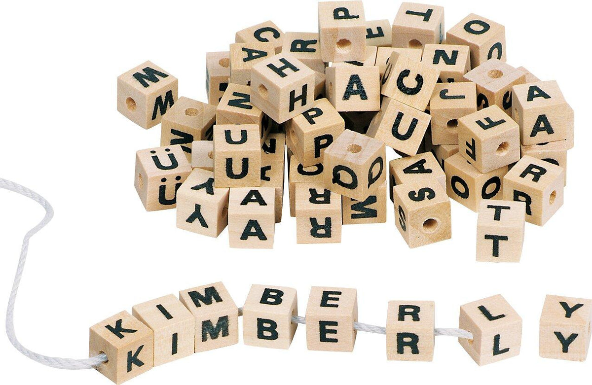 Buchstabenwürfel aus hellem Holz zum Auffädeln – Ansicht